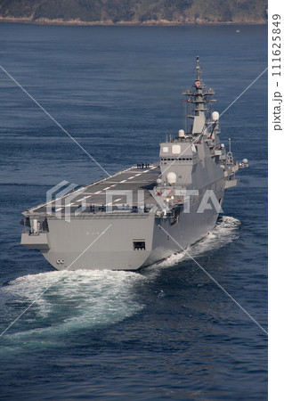 来島海峡大橋を通過するヘリコプター搭載護衛艦ひゅうが 来島海峡大橋を通過するヘリコプター搭載護衛艦ひゅうが 111625849
