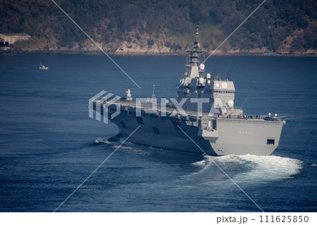 来島海峡大橋を通過するヘリコプター搭載護衛艦ひゅうが 来島海峡大橋を通過するヘリコプター搭載護衛艦ひゅうが 111625850
