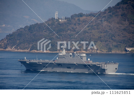 来島海峡大橋を通過するヘリコプター搭載護衛艦ひゅうが 来島海峡大橋を通過するヘリコプター搭載護衛艦ひゅうが 111625851