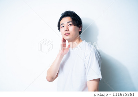 白いTシャツの男性・白背景 111625861