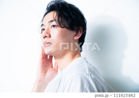 白いTシャツの男性・白背景 111625862