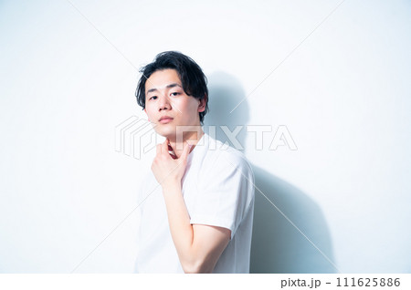 白いTシャツの男性・白背景 111625886