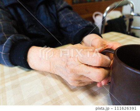 マグカップを持つシニア女性の手 111626391