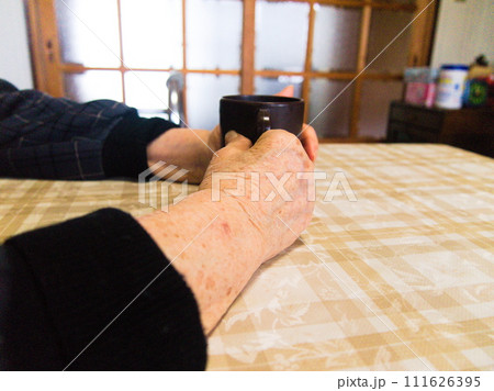 マグカップを持つシニア女性の手 マグカップを持つシニア女性の手 111626395