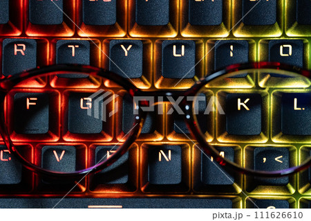 メガネとキーボード 111626610