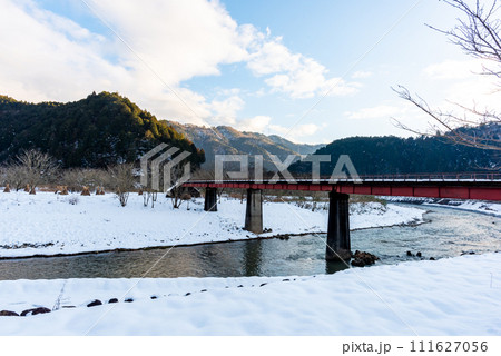 《京都府》美山かやぶきの里 由良川の赤橋 《京都府》美山かやぶきの里 由良川の赤橋 111627056
