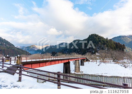 《京都府》美山かやぶきの里 由良川の赤橋 《京都府》美山かやぶきの里 由良川の赤橋 111627058