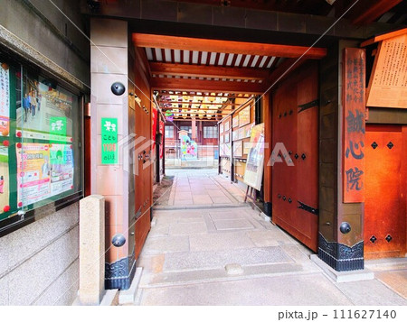 新京極のお寺・誠心院の入り口 111627140