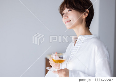 紅茶を飲む女性 紅茶を飲む女性 111627287