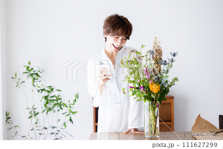 花を生ける女性 111627299