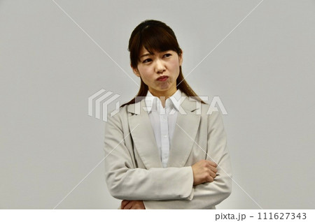 ふてくされる若い女性 ふてくされる若い女性 111627343