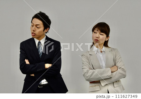 いがみ合う男女 いがみ合う男女 111627349