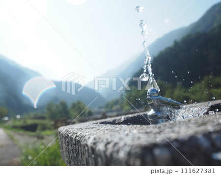 水飲み場で勢いよく噴き出る水 水飲み場で勢いよく噴き出る水 111627381