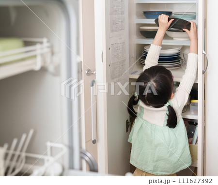 家事のお手伝いをする子供 111627392