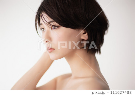 若い黒髪の女性の美容イメージ 若い黒髪の女性の美容イメージ 111627488