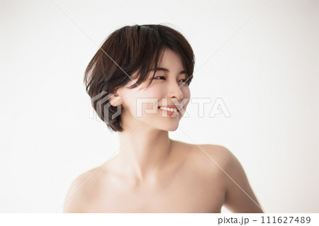 若い黒髪の女性の美容イメージ 111627489