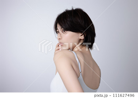 若い黒髪の女性の美容イメージ 111627496