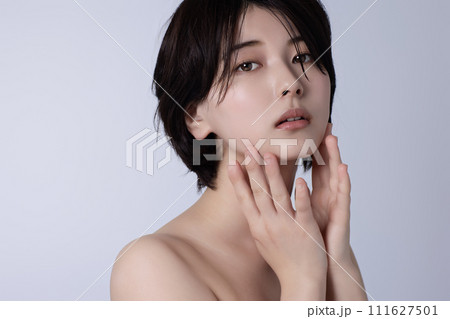 若い黒髪の女性の美容イメージ 若い黒髪の女性の美容イメージ 111627501