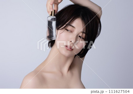 若い黒髪の女性の美容イメージ 111627504