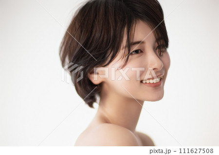 若い黒髪の女性の美容イメージ 111627508