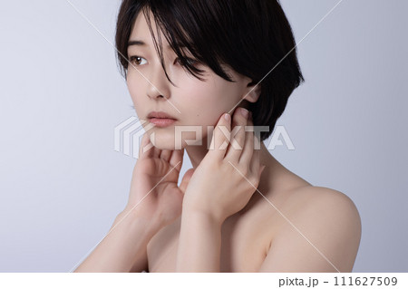 若い黒髪の女性の美容イメージ 111627509