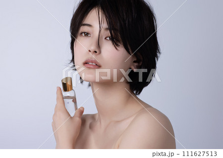 若い黒髪の女性の美容イメージ 若い黒髪の女性の美容イメージ 111627513