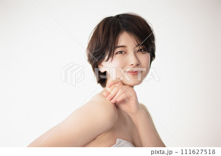 若い黒髪の女性の美容イメージ 111627518