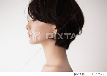 若い黒髪の女性の美容イメージ 若い黒髪の女性の美容イメージ 111627527
