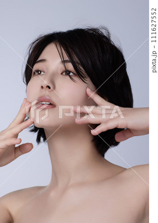 若い黒髪の女性の美容イメージ 111627552
