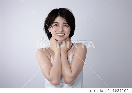 若い黒髪の女性の美容イメージ 111627563