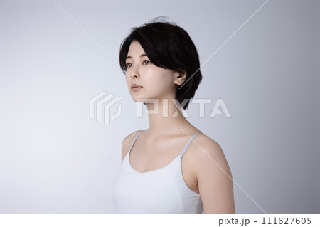 若い黒髪の女性の美容イメージ 若い黒髪の女性の美容イメージ 111627605