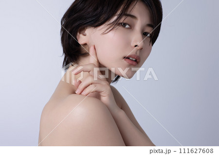 若い黒髪の女性の美容イメージ 若い黒髪の女性の美容イメージ 111627608