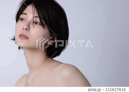 若い黒髪の女性の美容イメージ 若い黒髪の女性の美容イメージ 111627616