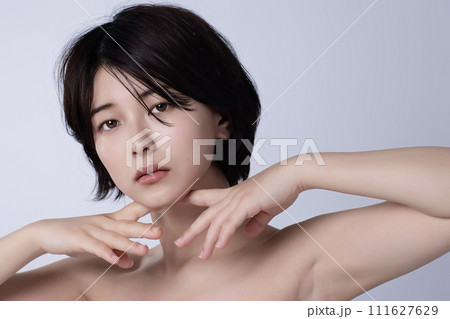 若い黒髪の女性の美容イメージ 若い黒髪の女性の美容イメージ 111627629