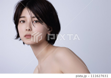 若い黒髪の女性の美容イメージ 111627631