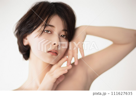 若い黒髪の女性の美容イメージ 若い黒髪の女性の美容イメージ 111627635