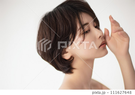 若い黒髪の女性の美容イメージ 111627648