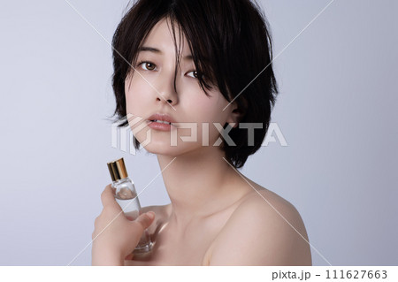 若い黒髪の女性の美容イメージ 若い黒髪の女性の美容イメージ 111627663