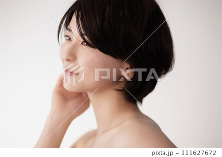 若い黒髪の女性の美容イメージ 若い黒髪の女性の美容イメージ 111627672