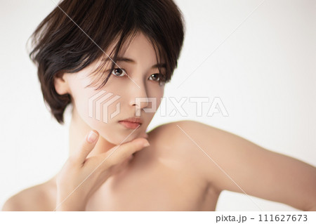 若い黒髪の女性の美容イメージ 若い黒髪の女性の美容イメージ 111627673