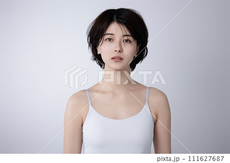 若い黒髪の女性の美容イメージ 若い黒髪の女性の美容イメージ 111627687
