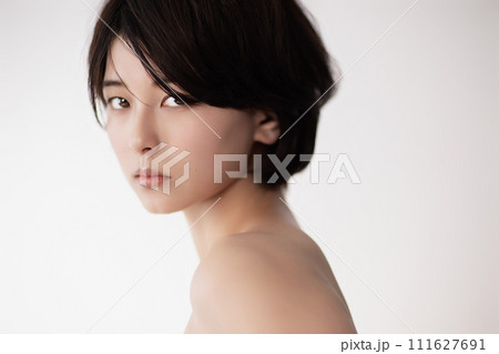若い黒髪の女性の美容イメージ 111627691