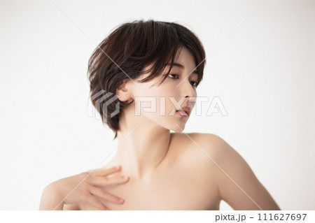 若い黒髪の女性の美容イメージ 若い黒髪の女性の美容イメージ 111627697