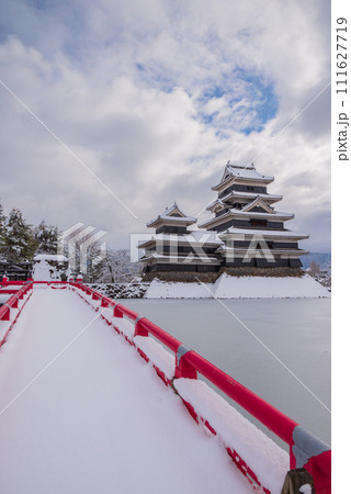 雪化粧された松本城と埋橋 111627719