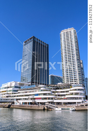 日本の横浜都市景観　横浜ベイクォーターや水上バスなどを望む 111627852