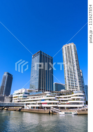 日本の横浜都市景観 横浜ベイクォーターや水上バスなどを望む 日本の横浜都市景観 横浜ベイクォーターや水上バスなどを望む 111627854