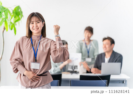 オフィス・会議室でガッツポーズをする若いビジネスウーマン・女性(成功・やりがい・やる気・期待) オフィス・会議室でガッツポーズをする若いビジネスウーマン・女性(成功・やりがい・やる気・期待) 111628141