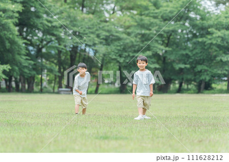 公園で遊ぶ活発な子供達・兄弟・友達 公園で遊ぶ活発な子供達・兄弟・友達 111628212