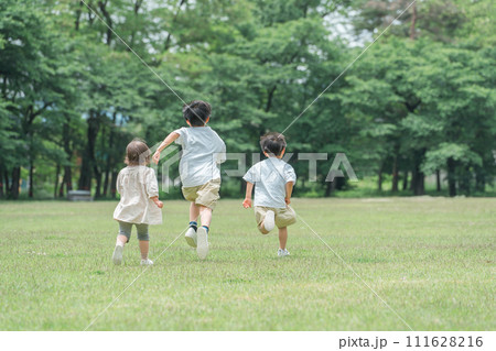 公園で追いかけっこする活発な子供達・兄弟・走る・短距離走 111628216