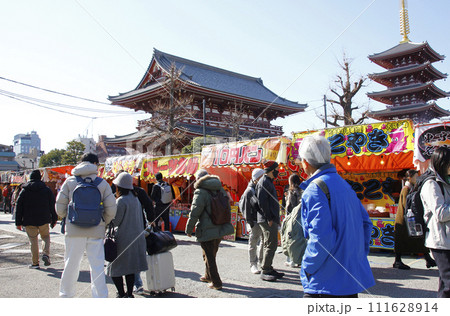 浅草寺の参拝の後の楽しみは、縁日の屋台での食べ歩き。幸せそうに店先で注文 浅草寺の参拝の後の楽しみは、縁日の屋台での食べ歩き。幸せそうに店先で注文 111628914